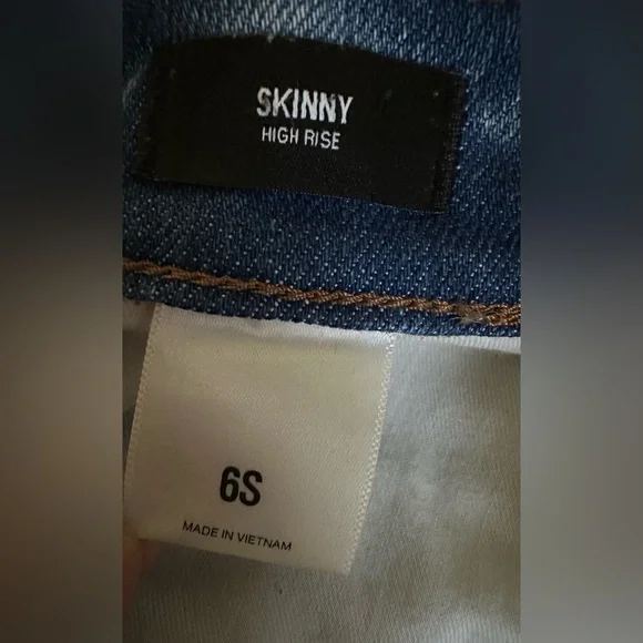 Express Skinny high rise ripped jeans. Size 6S. Great condition. - Picture 5 of 5